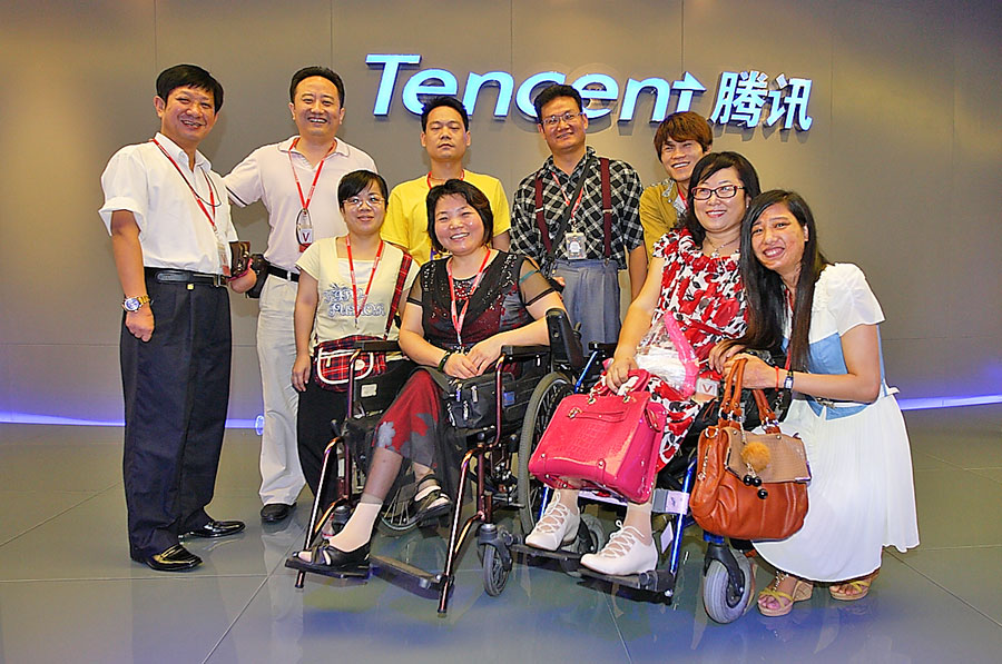 黑眼睛廣告公司徐總監(jiān)（左二）和橄欖樹公益負責人于黎（前排右二）以及相關負責人合影