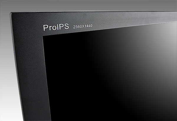 睿顯專業(yè)顯示器特寫角度拍攝，強調(diào)分辨率是2560px X 1440px的重要產(chǎn)品信息