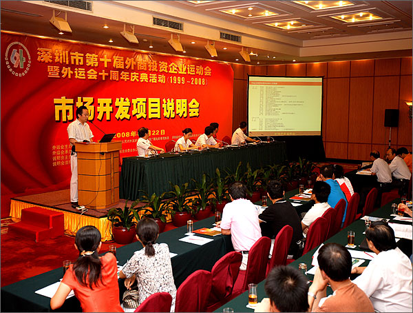 黑眼睛廣告有限公司藝術總監(jiān)徐先生做市場開發(fā)說明