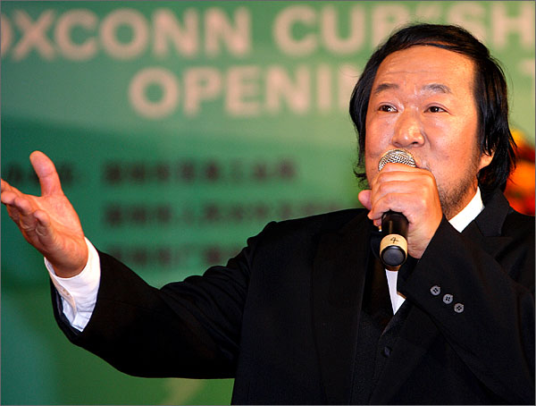 外運(yùn)會(huì)開(kāi)幕式上由國(guó)家一級(jí)演員、著名男高音歌唱家、深圳東方英文書院音樂(lè)教師劉傳義