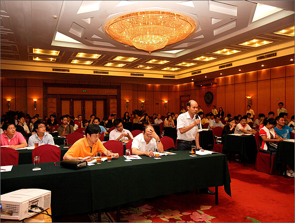 廣告公司的老板饒有興趣的了解外運會市場開發(fā)相關情況