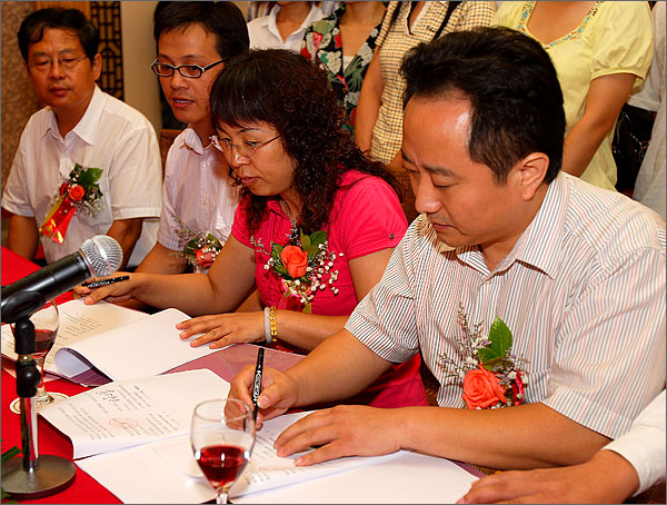 深圳市外運(yùn)會組委會辦公室和深圳市黑眼睛廣告公司在《合作協(xié)議》上簽字