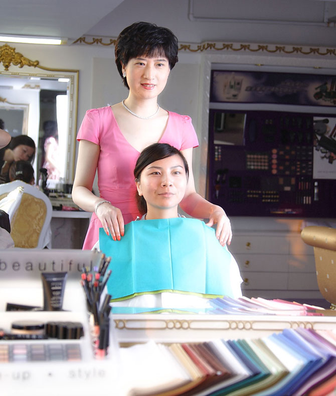 劉紀輝女士正在為學員傳授色彩搭配原理