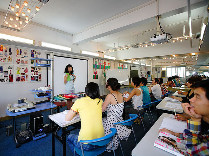 學員正在認真聽課學習色彩搭配原理